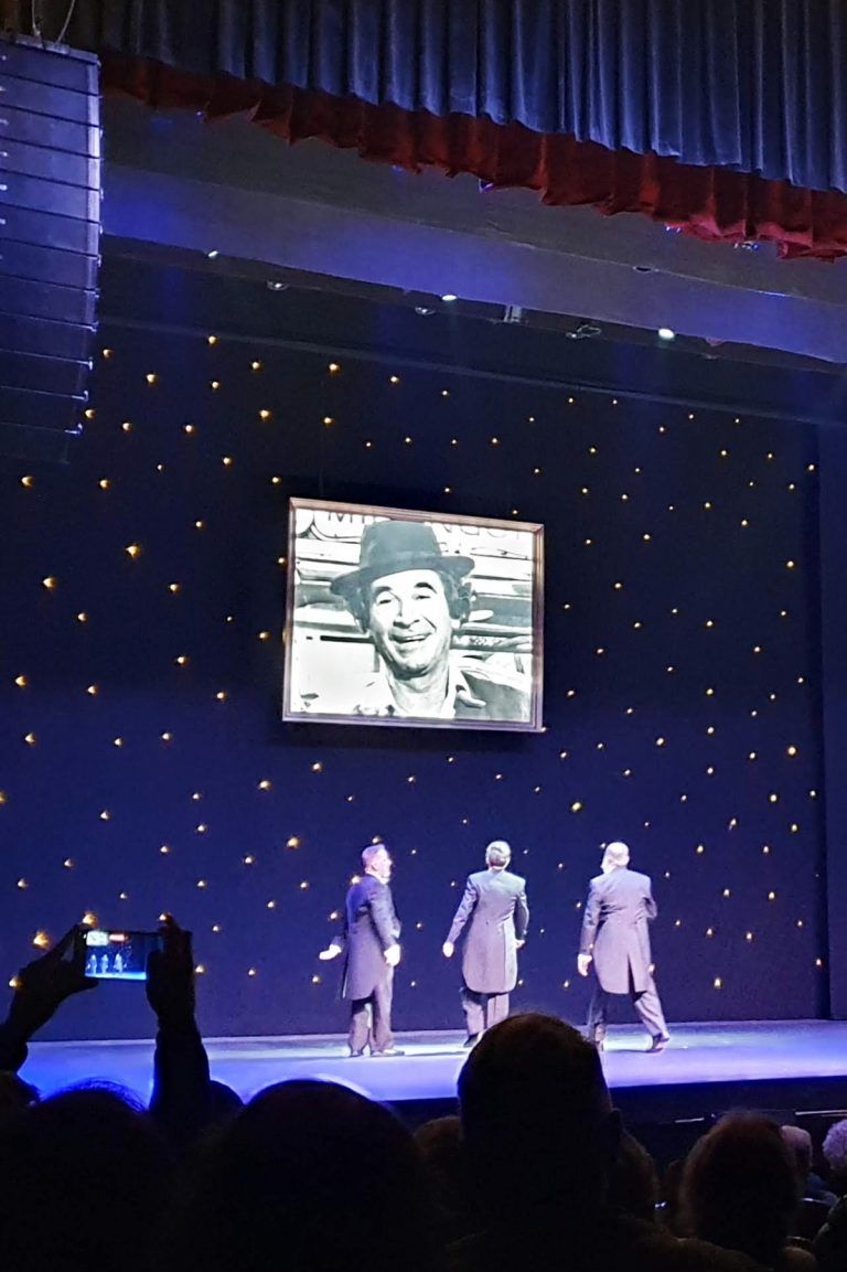 actores en una obra de teatro