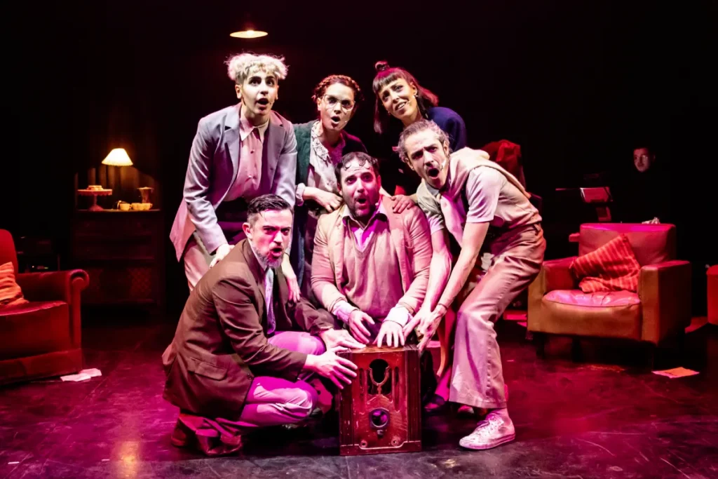 el elenco de la obra el funeral de los objetos en el paseo la plaza
