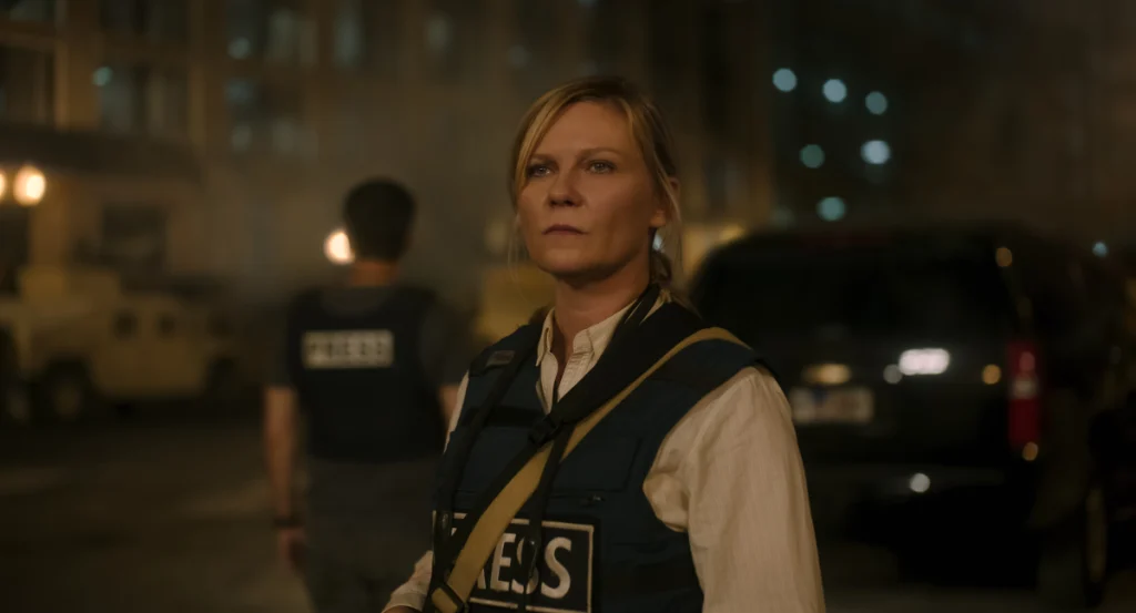 Kirsten Dunst en una escena de la pelicula Guerra civil