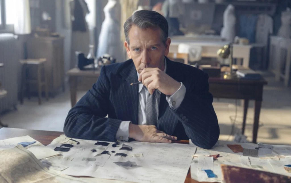 Ben Mendelsohn como Christian Dior en la serie The New Look