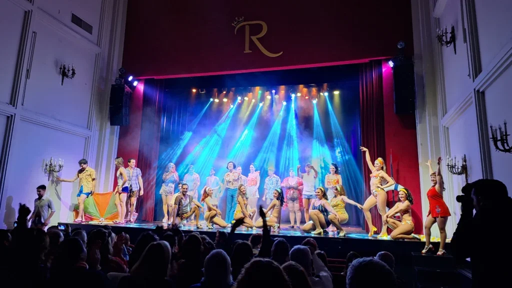 elenco de la obra despeinada en el teatro regina