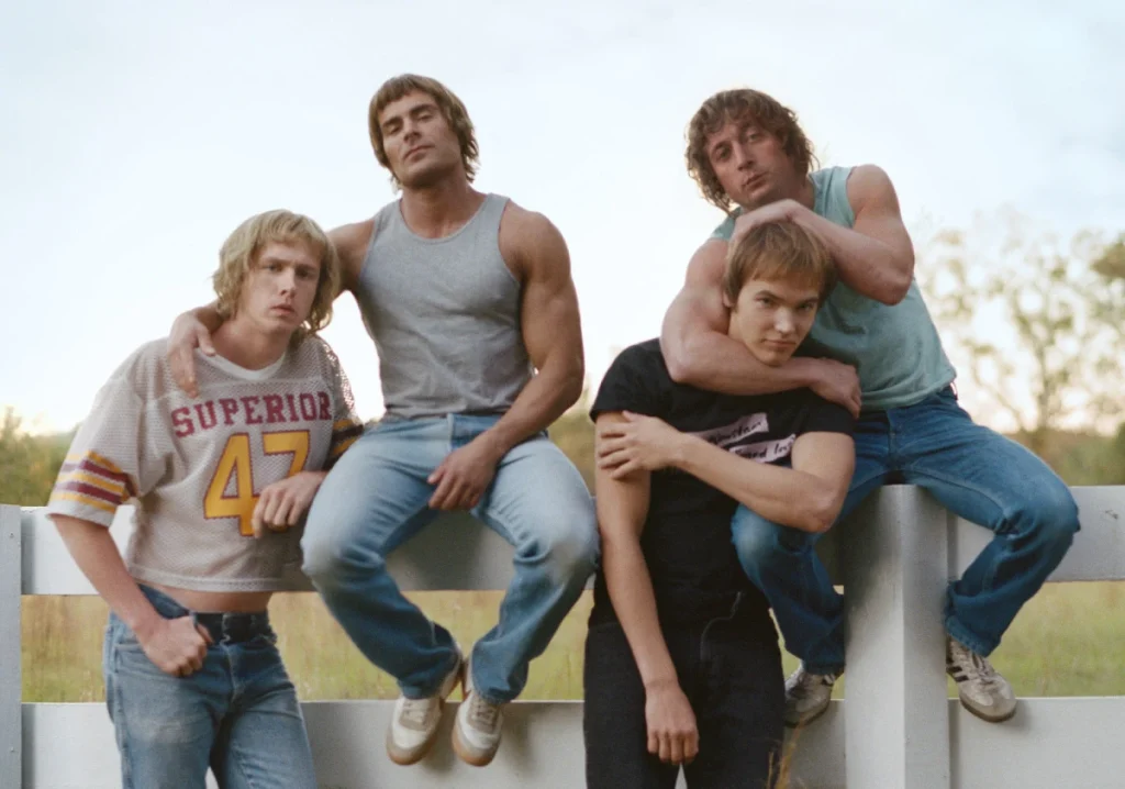 Harris Dickinson, Zac Efron, Stanley Simons y Jeremy Allen White como los hermanos Von Erich en la película La garra de hierro