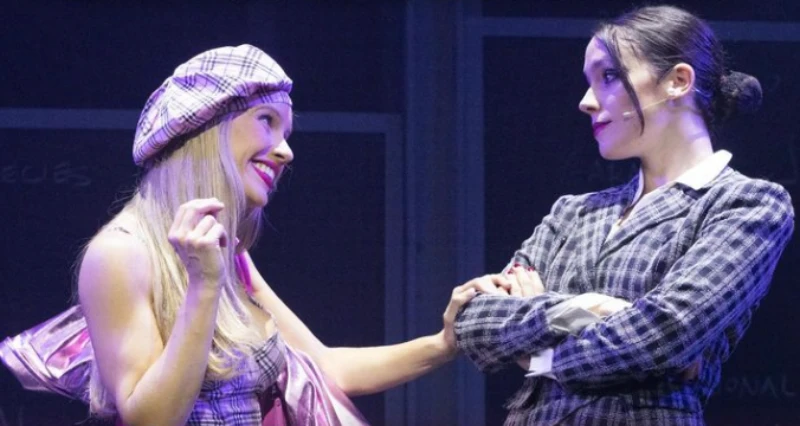 laurita fernandez y lucien gilabert en una escena de la obra de teatro legalmente rubia