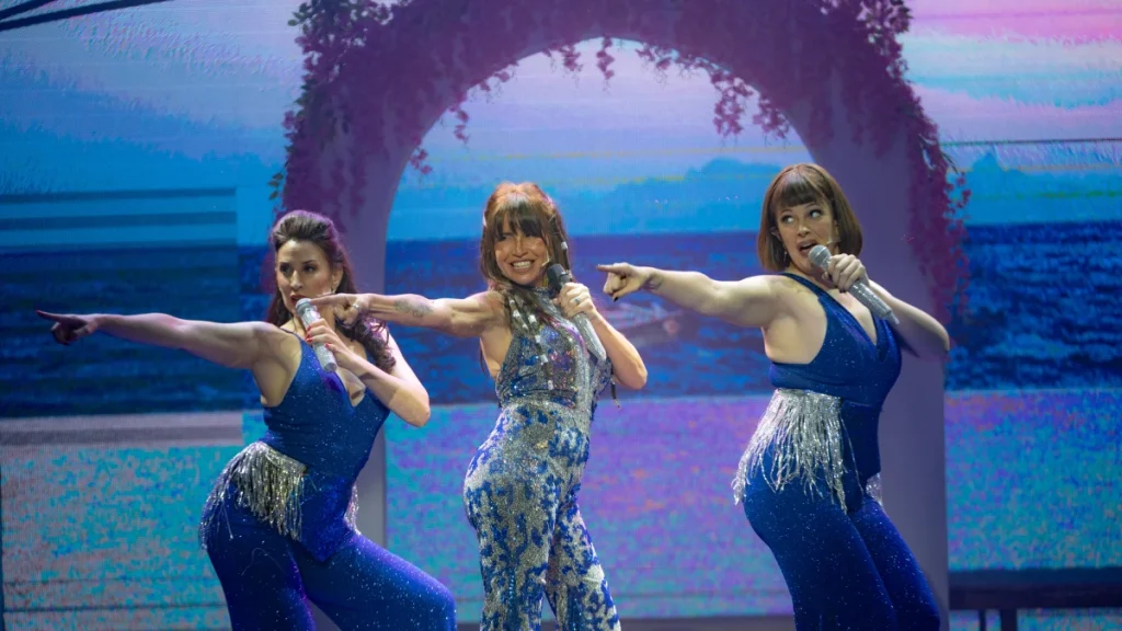 escena de la obra musical Mamma Mia con Florencia Peña, Lula Rosenthal y Alejandra Perlusky en Buenos Aires