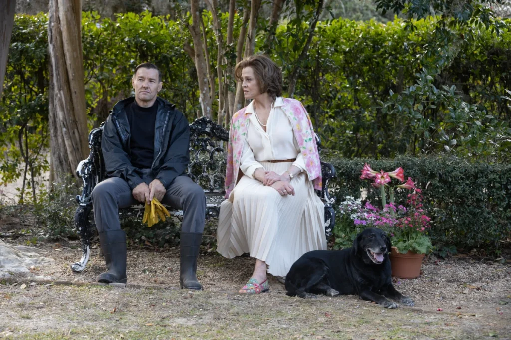Joel Edgerton y Sigourney Weaver en una escena de la pelicula el jardin del deseo