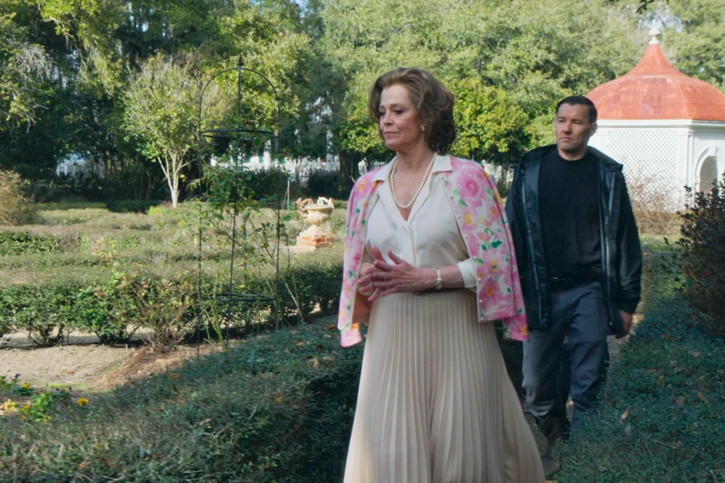 Joel Edgerton y Sigourney Weaver en una escena de la pelicula el jardin del deseo