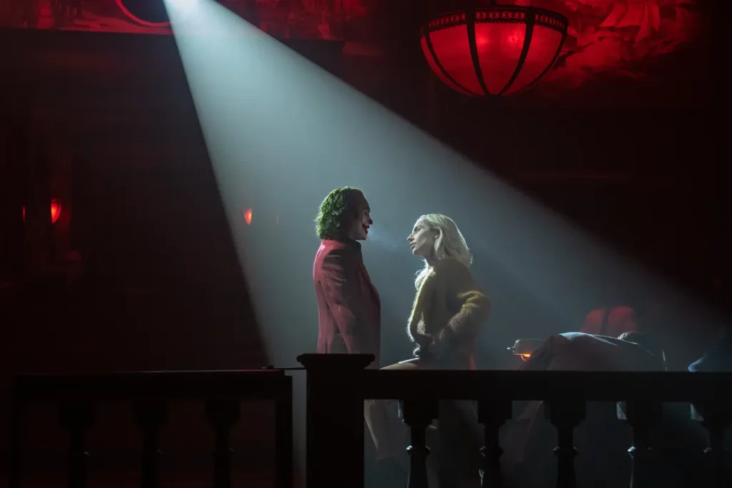 lady gaga y joaquin phoenix en una escena de joker 2