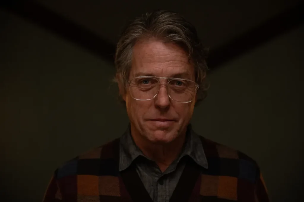 hugh grant en una escena de la pelicula hereje