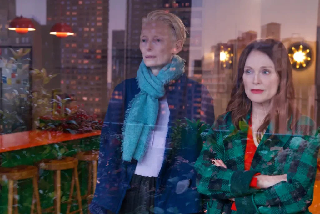 tilda swinton y julianne moore en una escena de la película la habitacion de al lado de pedro almodovar