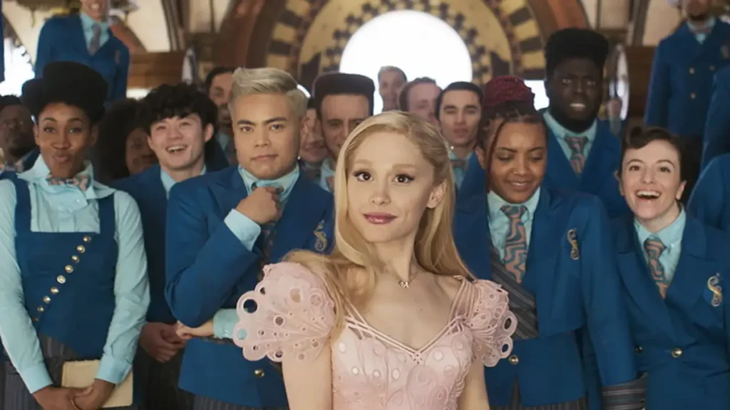 ariana grande como glinda, junto al elenco de wicked