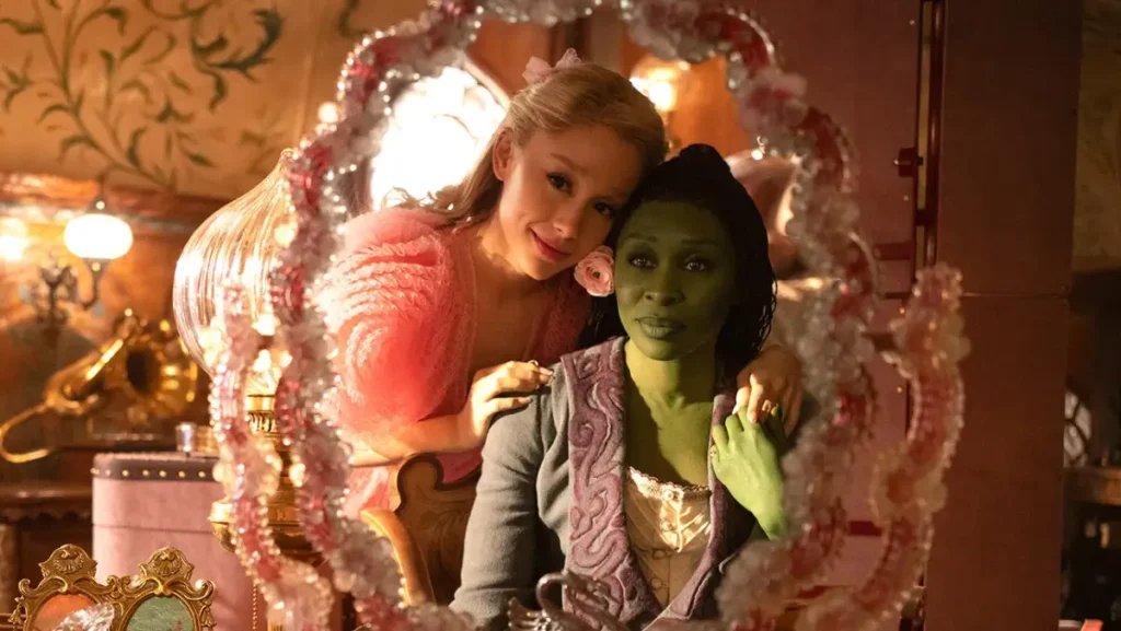 Cynthia Erivo y Ariana Grande como Elphaba Thropp y Glinda en Wicked