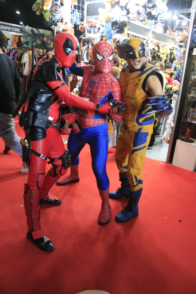 tres cosplayers en argentina comiccon 2024