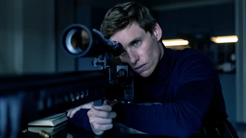 eddie redmayne en una escena de la serie el chacal