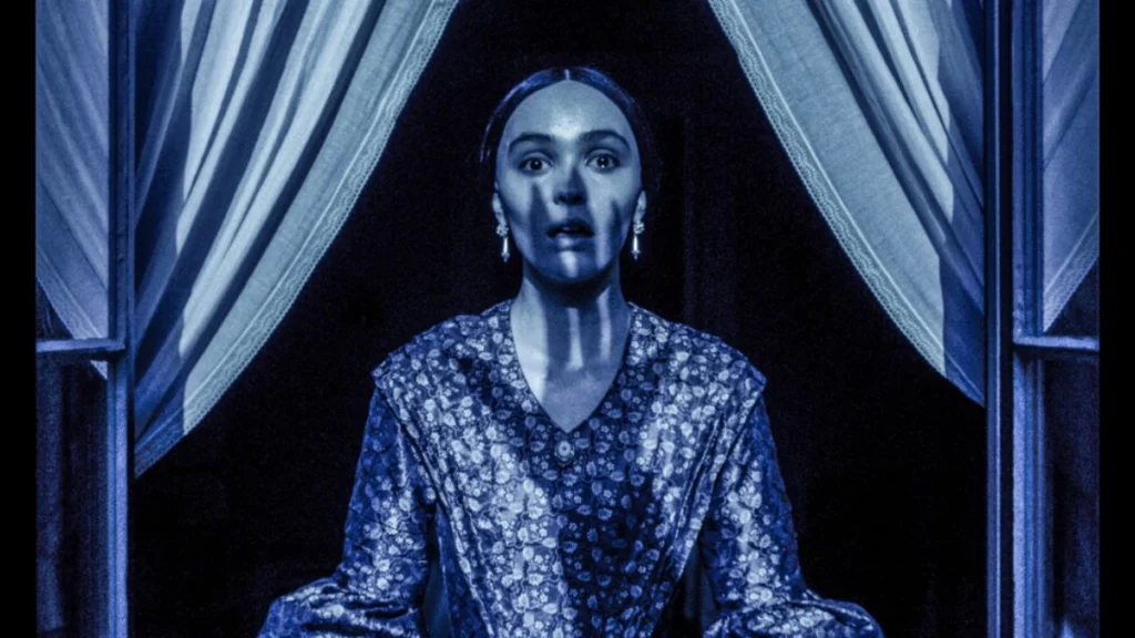 Lily-Rose Depp en una escena de la película Nosferatu (2024)