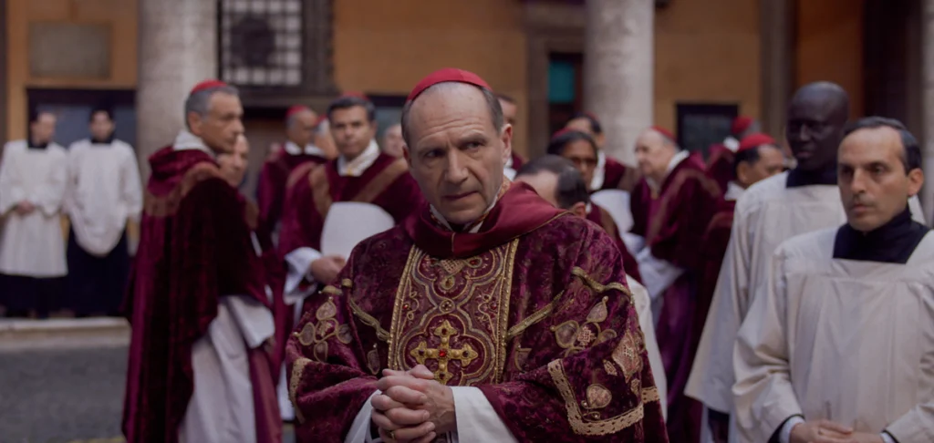 ralph fiennes en una escena de conclave