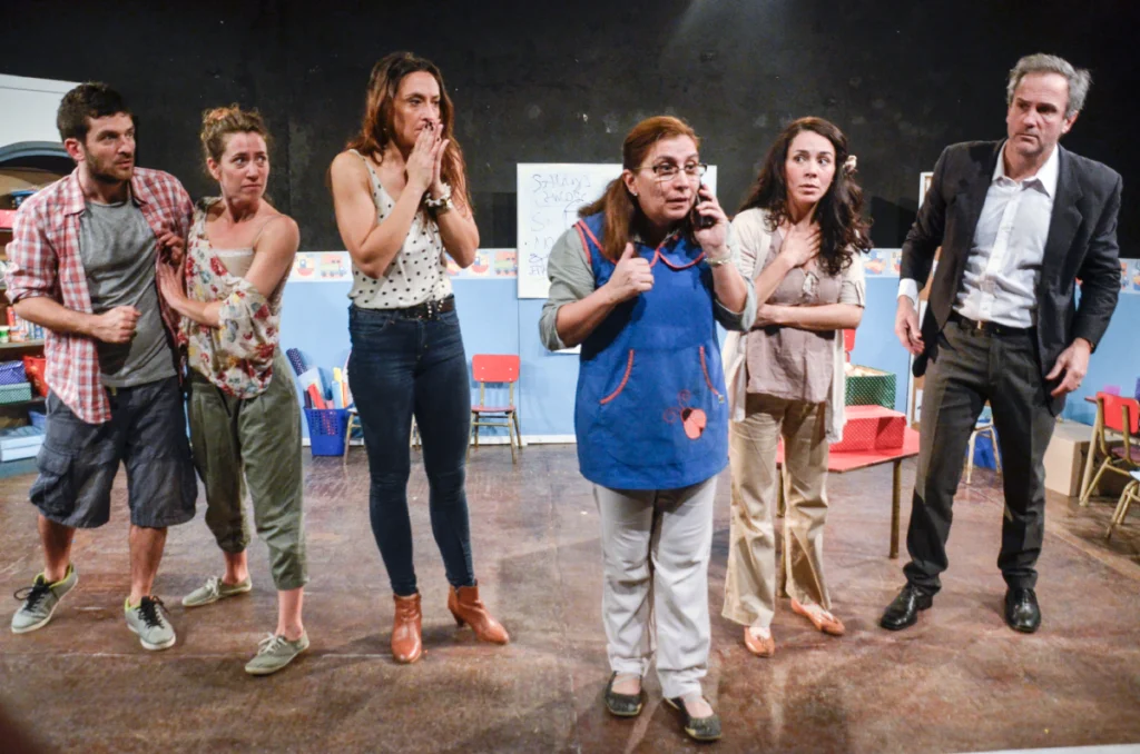 escena de la obra de teatro la sala roja en el teatro astros