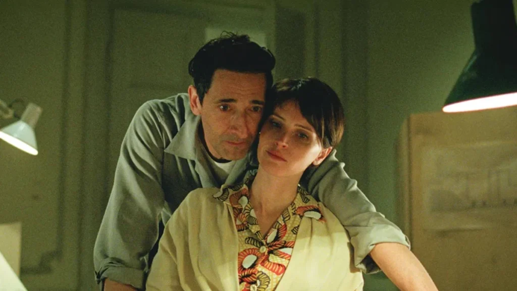 adrien brody y felicity jones en una escena de la película el brutalista