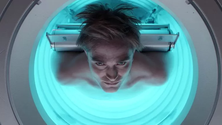 robert pattinson en una escena de mickey 17