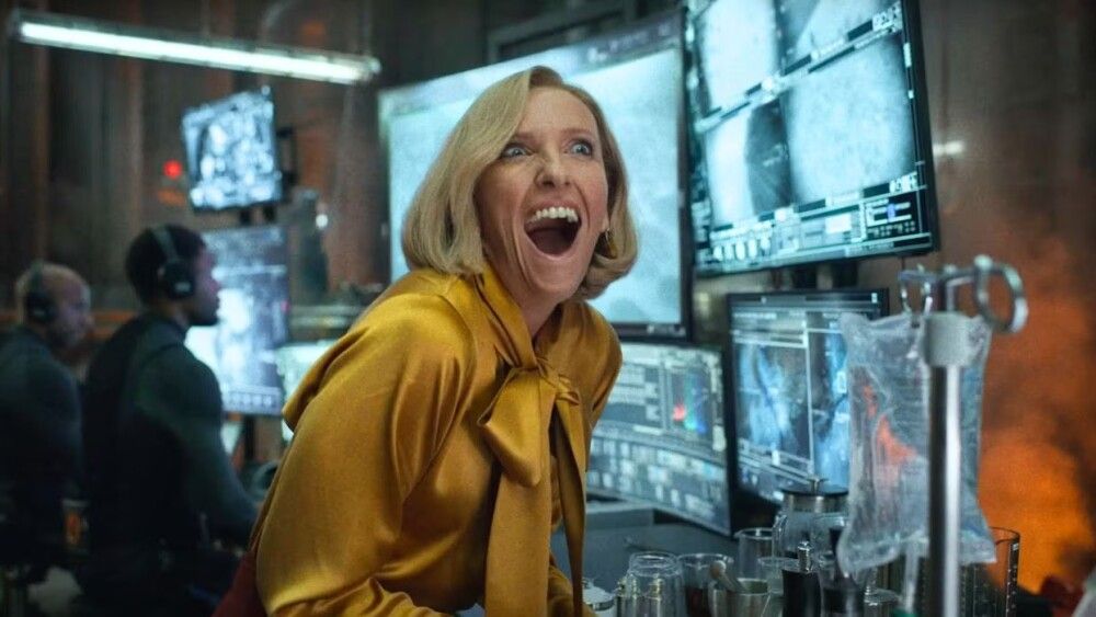 toni colette en una escena de mickey 17
