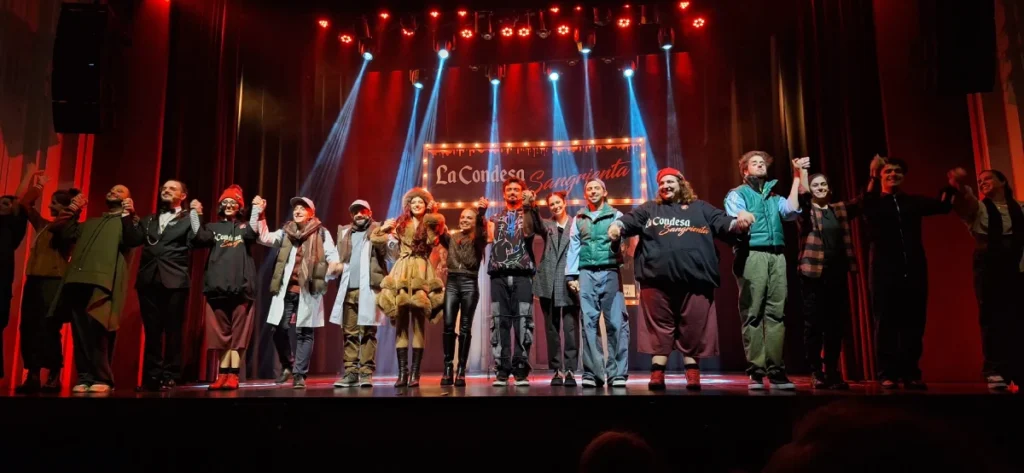 saludo final del elenco de la obra musical somos only fans en el teatro regina
