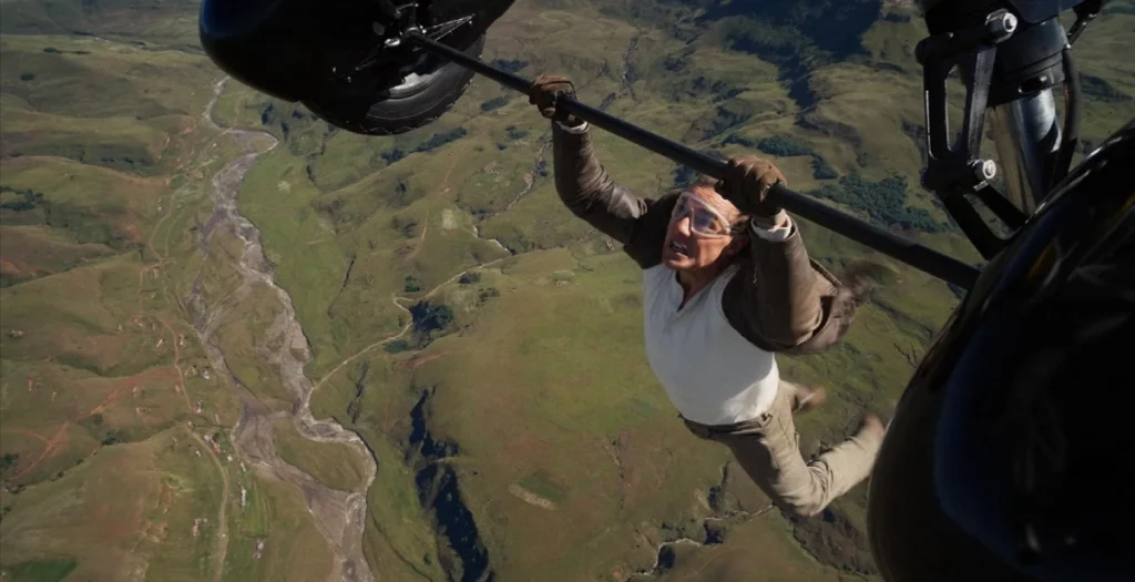 tom cruise colgado de un avion en una escena de mision imposible sentencia final