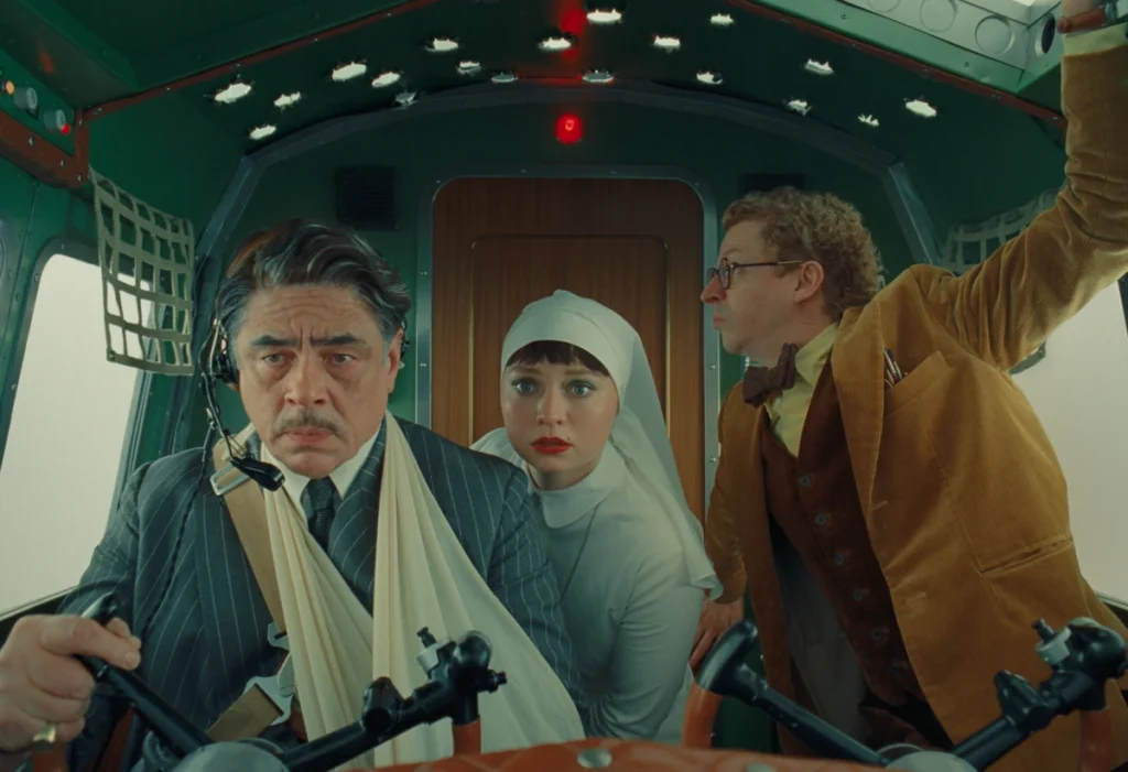 escena de la pelicula de wes anderson el esquema fenicio con benicio del toro y Mia Threapleton