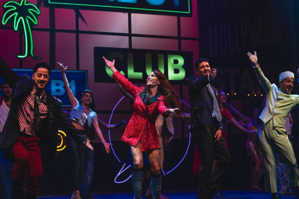 Flore Peña, Juan Ingaramo y elenco en el cuadro final de la obra de teatro Pretty Woman