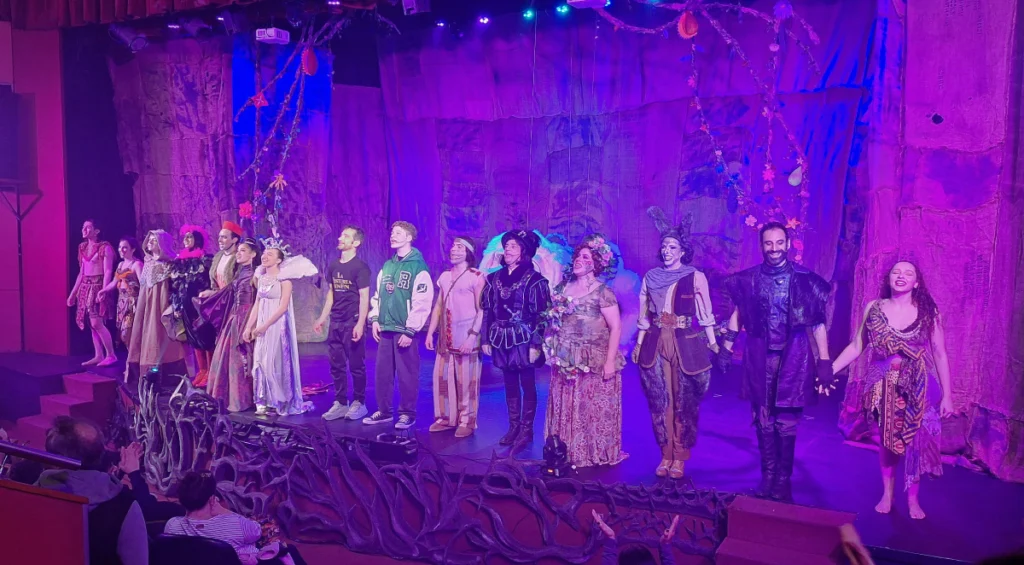 el elenco de la obra musical La historia sin fin en el teatro multiescena de buenos aires