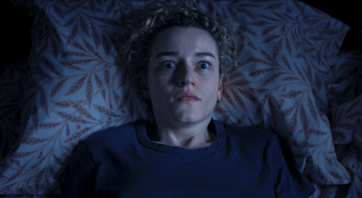 julia garner en una escena de la hora de la desesperacion