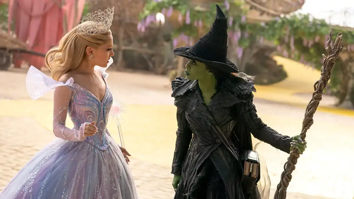 ariana grande y cynthia erivo en una escena de la película wicked para siempre