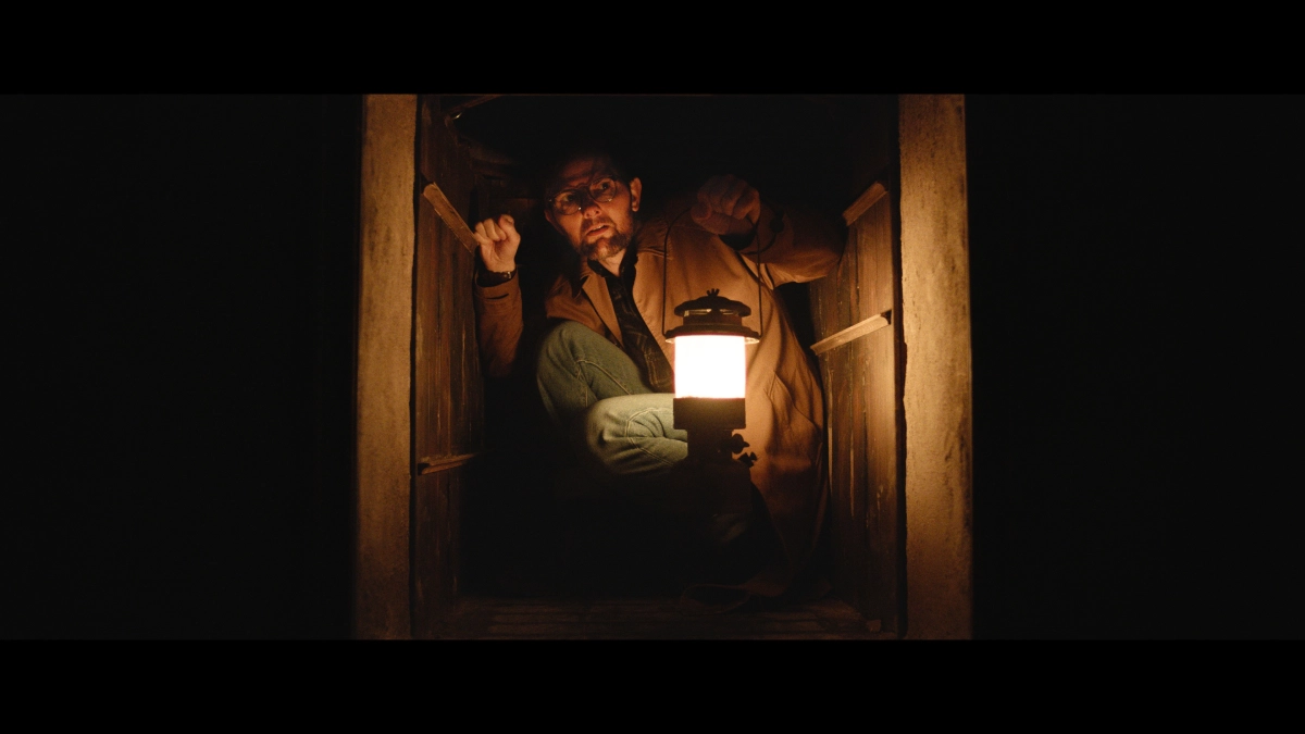 Adam Scott en una escena de la pelicula Hokum