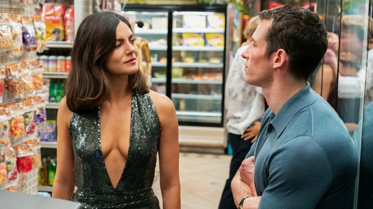 Monica Barbaro y Callum Turner en una escena de la pelicula solo por una noche